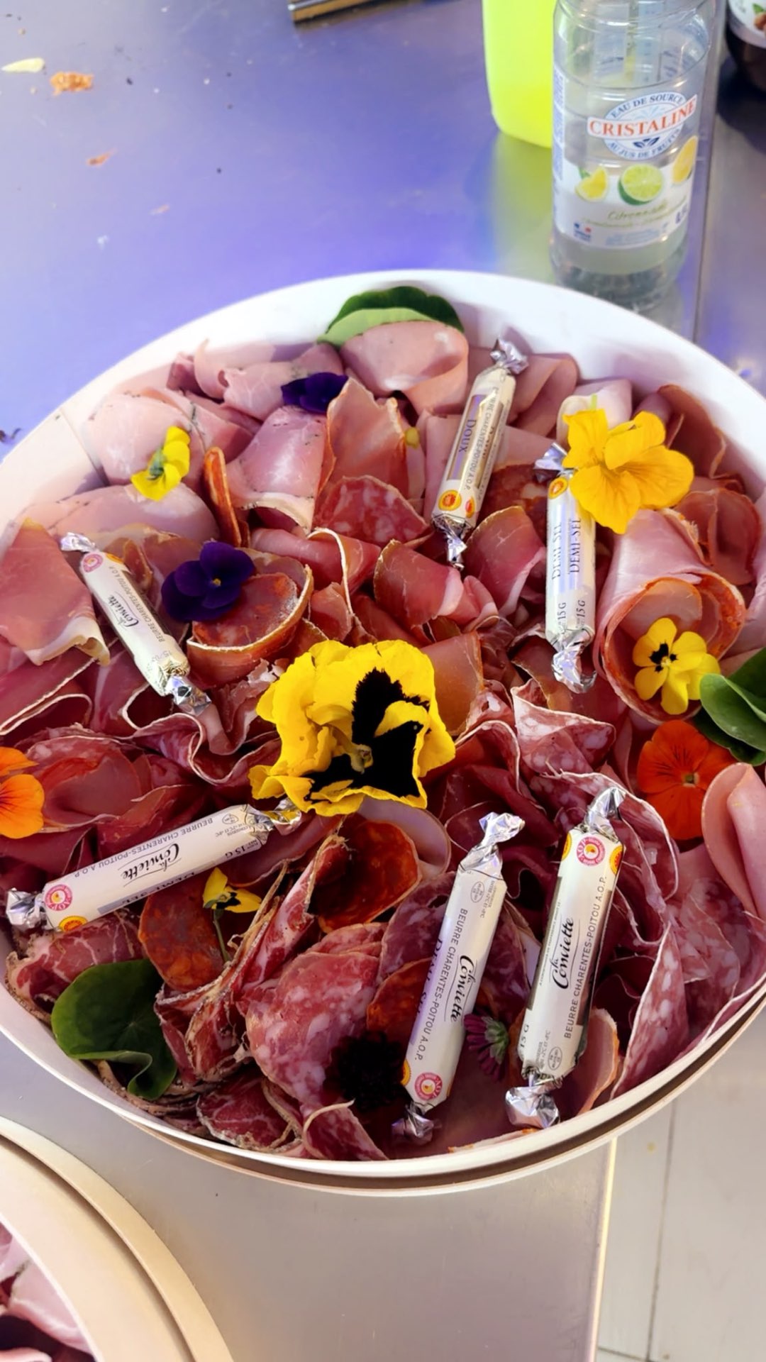 Box ronde charcuterie fleurie & mini beurres