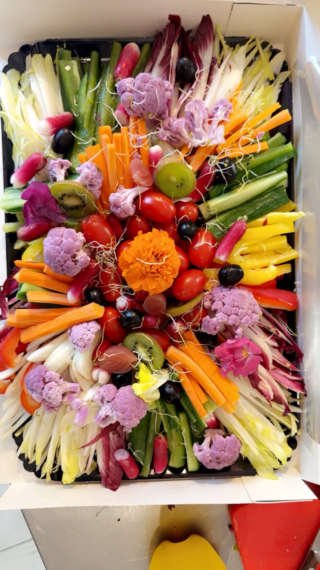 Box crudités fleurie, chou-fleur violet & fleurs comestibles