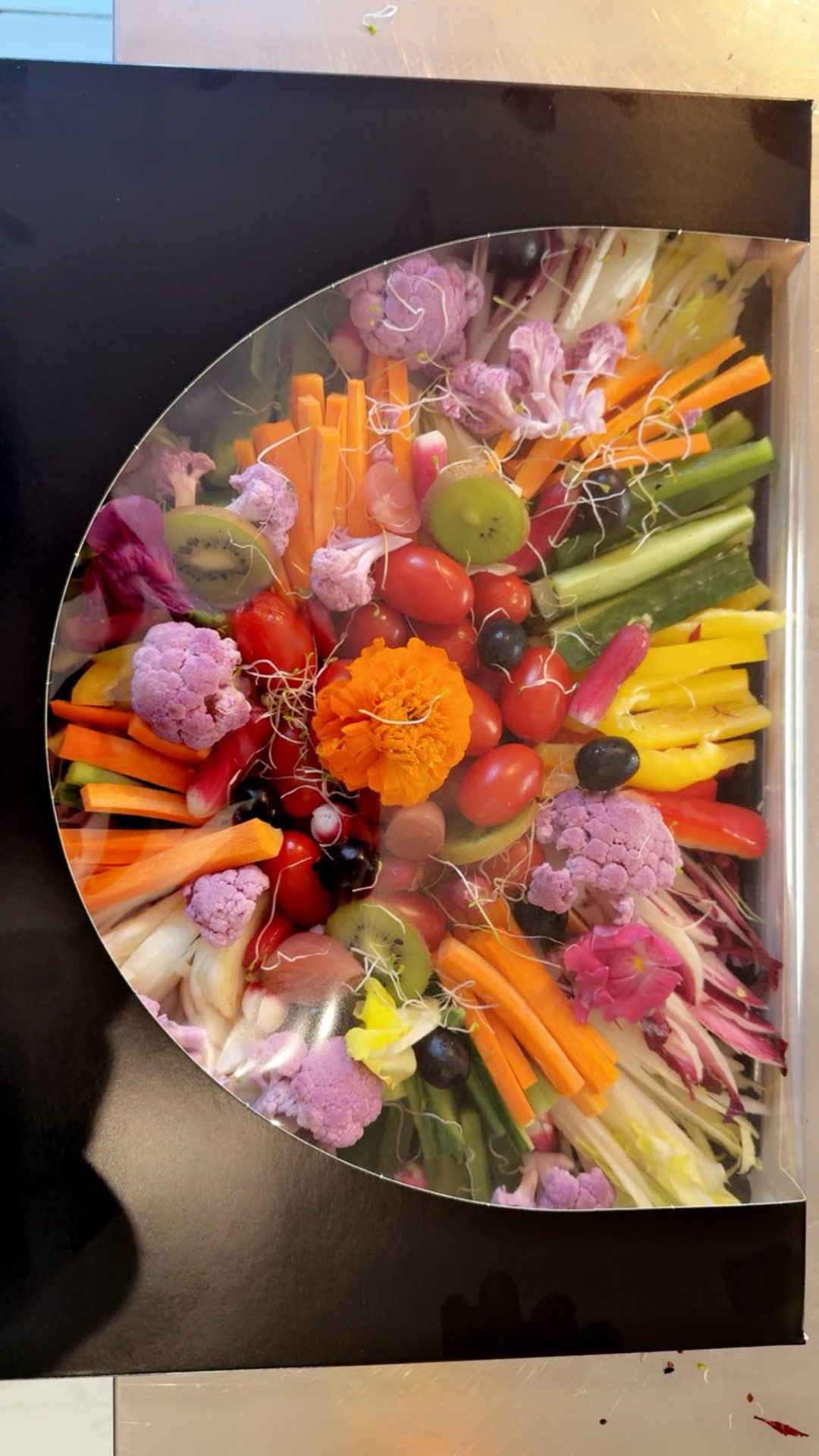 Box ronde crudités & fruits, fleur d'oranger comestible