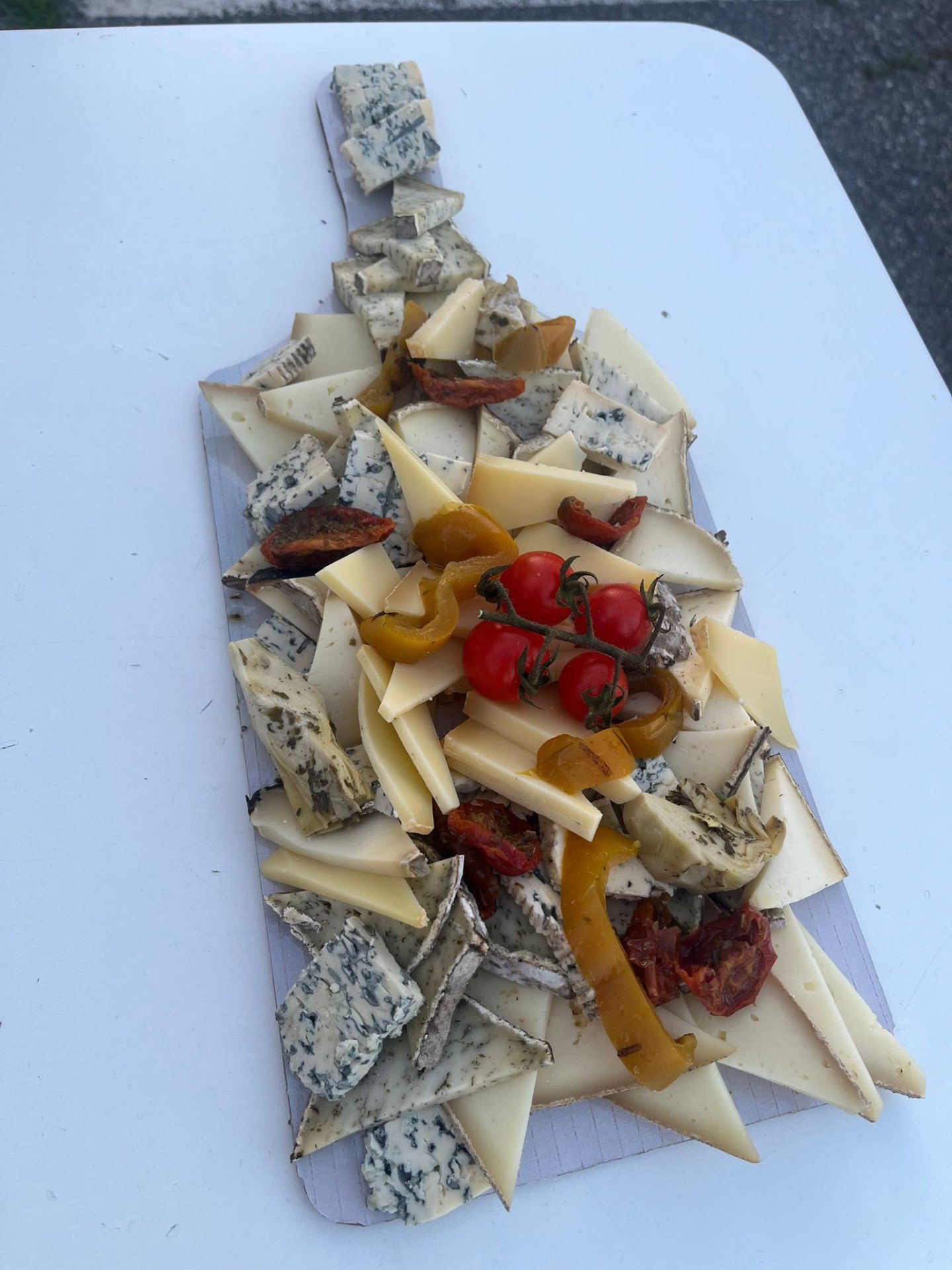 Planche de fromages, tomates cerises & antipasti