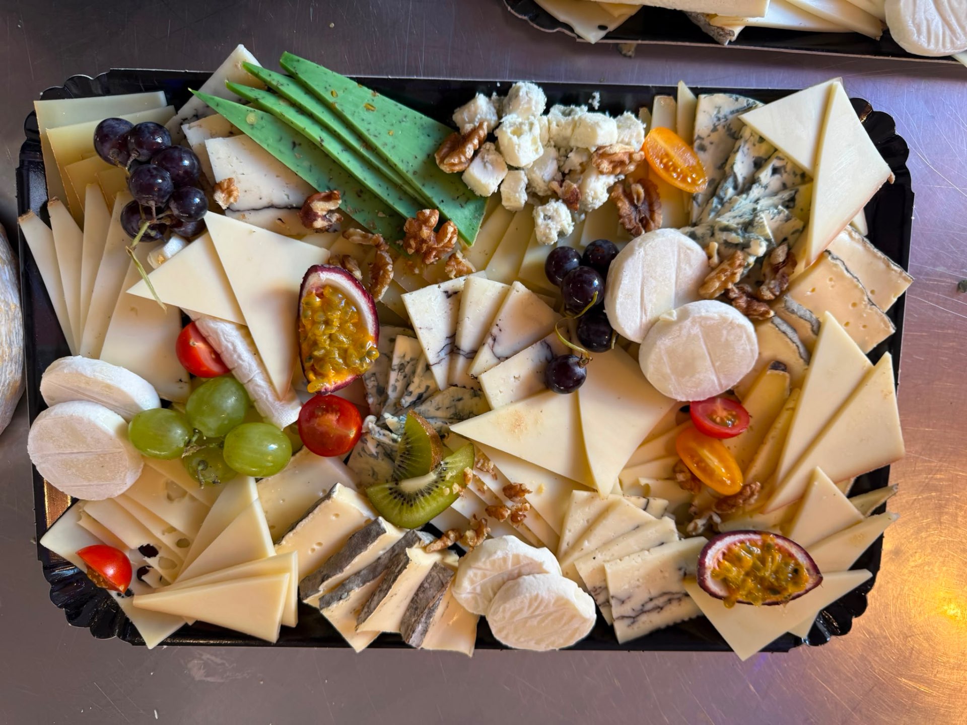Grand plateau de fromages, raisin & fruits de la passion