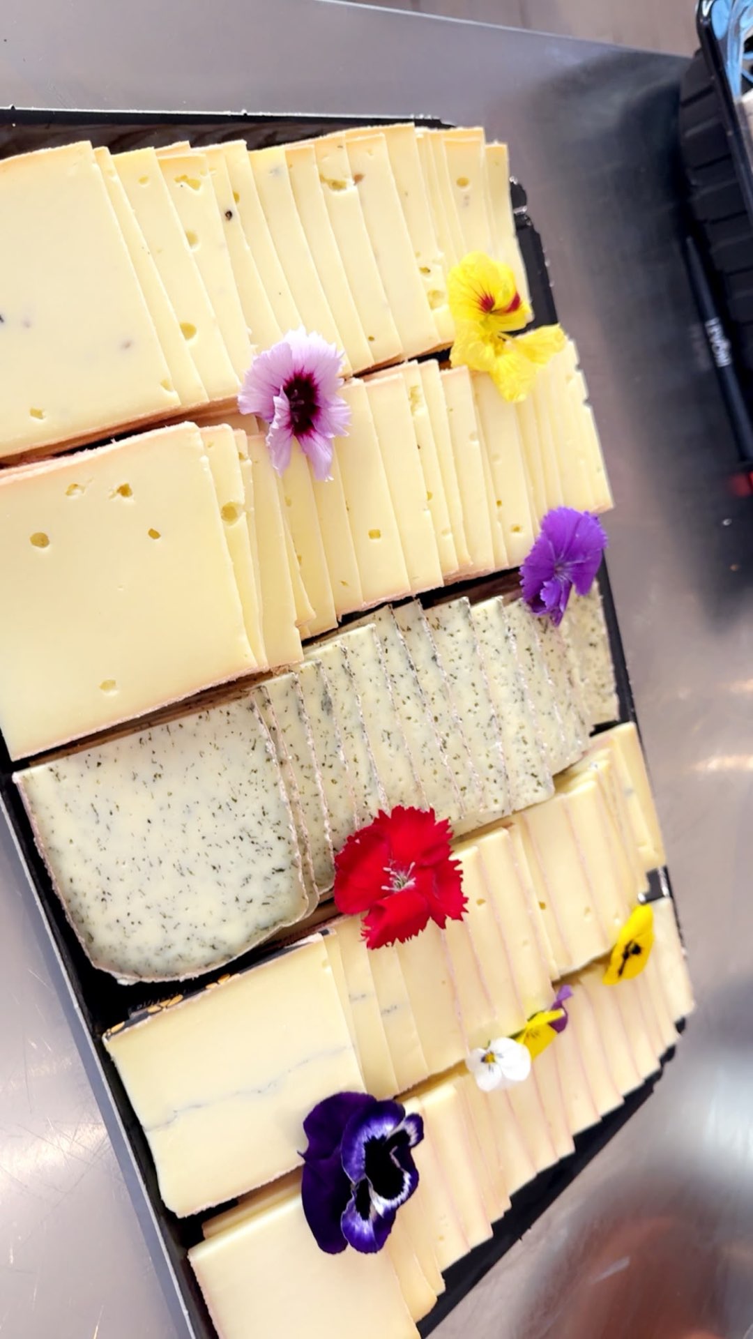 Plateau de fromages tranchés & fleurs comestibles