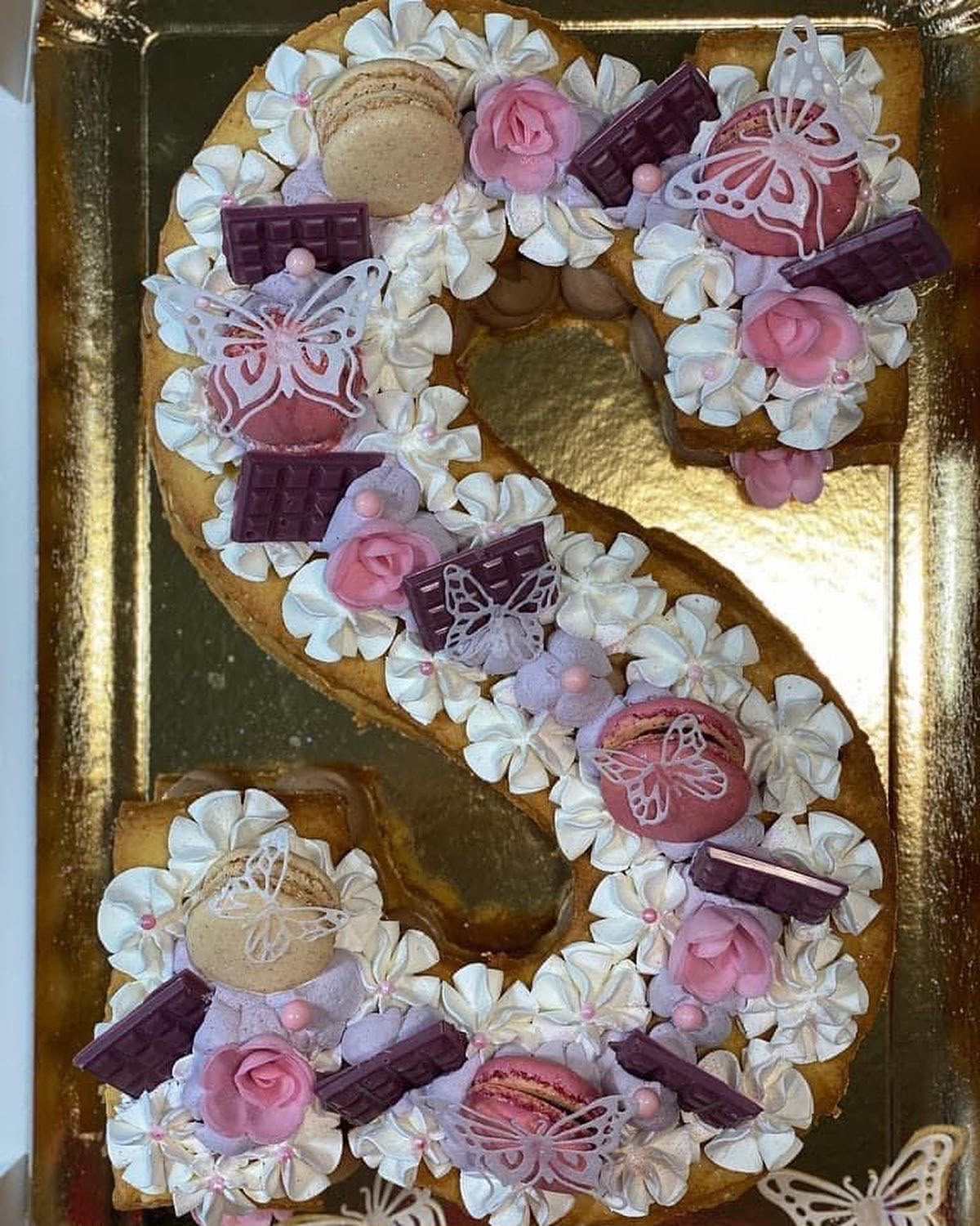 Letter cake S — macarons, roses et papillons