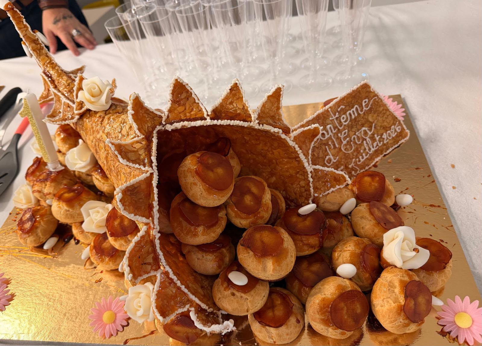 Pièce montée baptême — croquembouche & roses