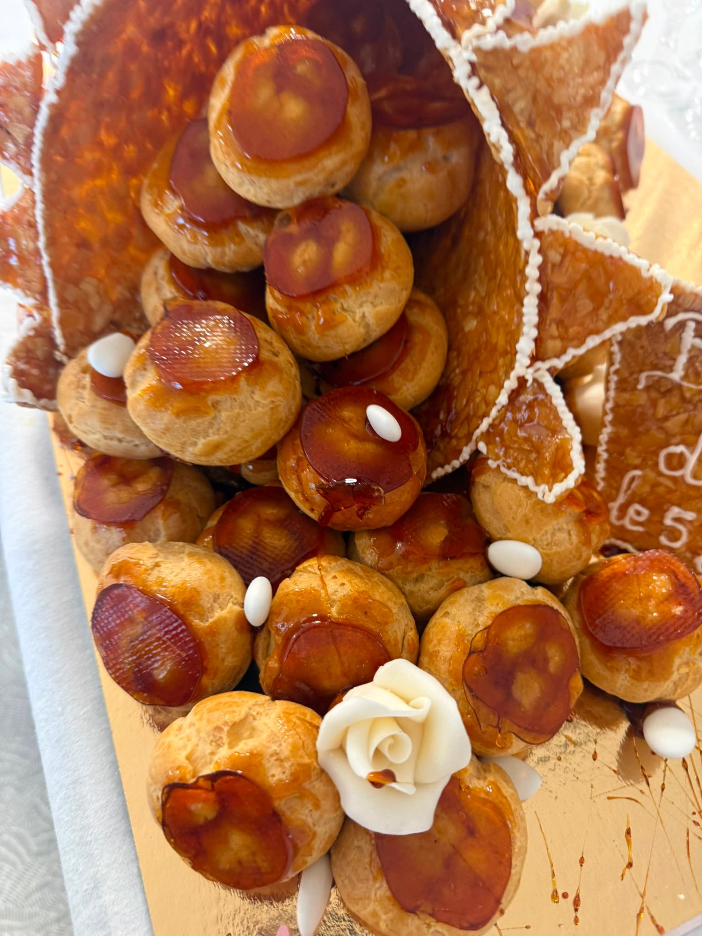 Croquembouche caramel & nougatine dorée